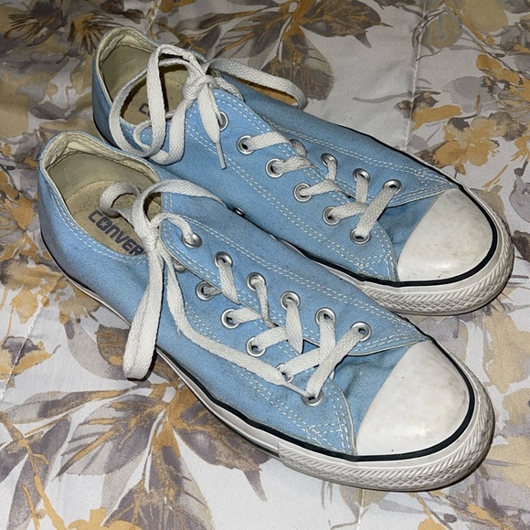 Converse Shoes - Lightly used women’s blue converse